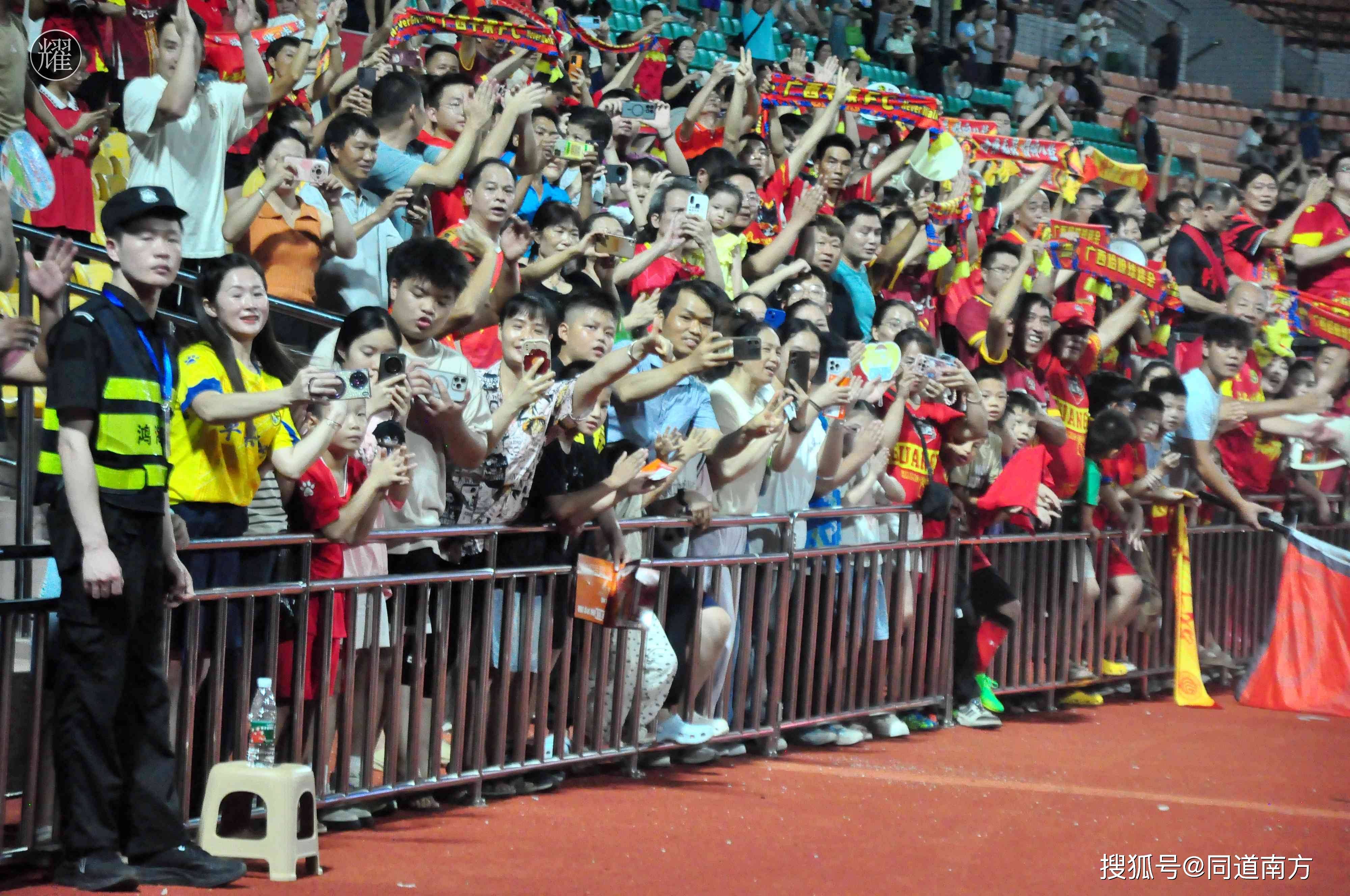 关于火爆场面！球迷狂欢，全情投入的比赛惊心动魄的信息